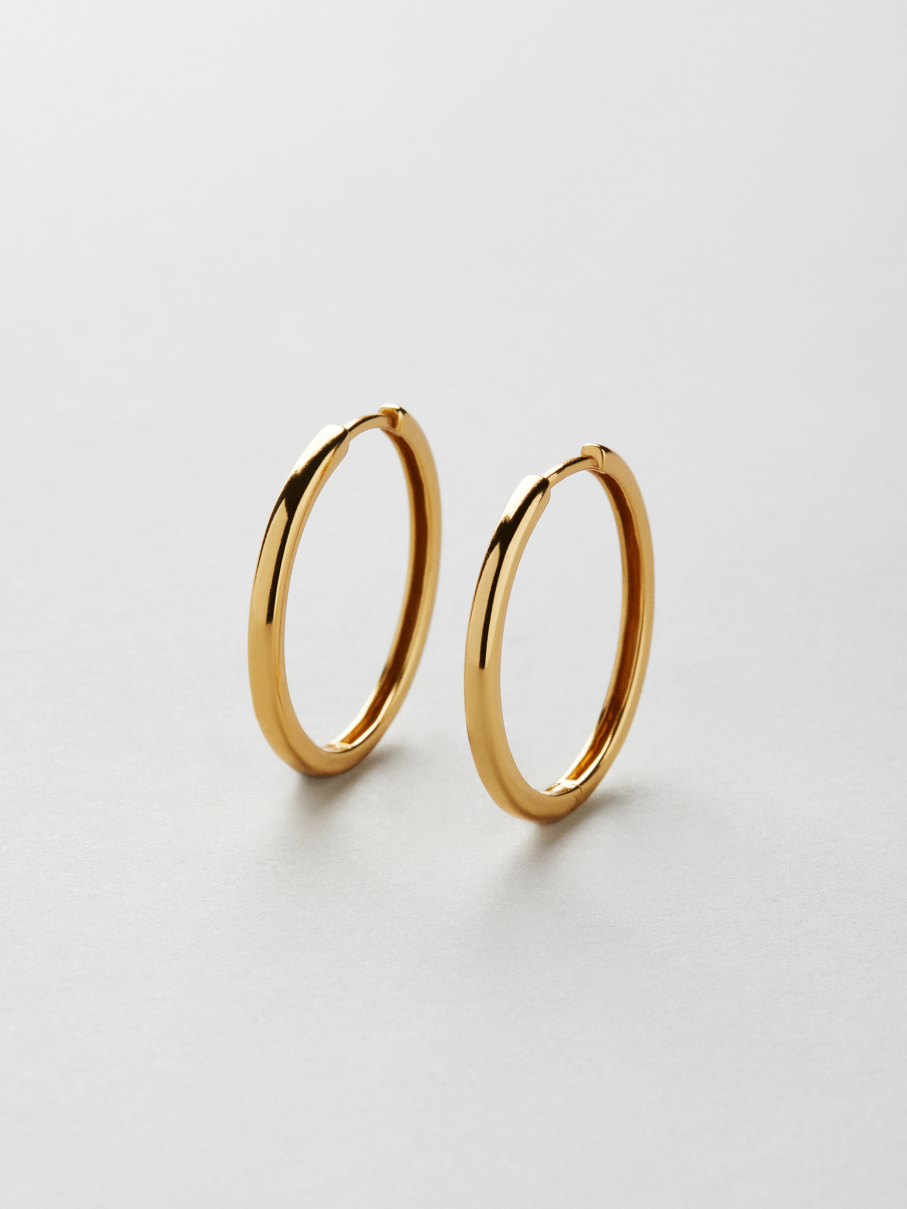 Faye Hoops (L) bild 3