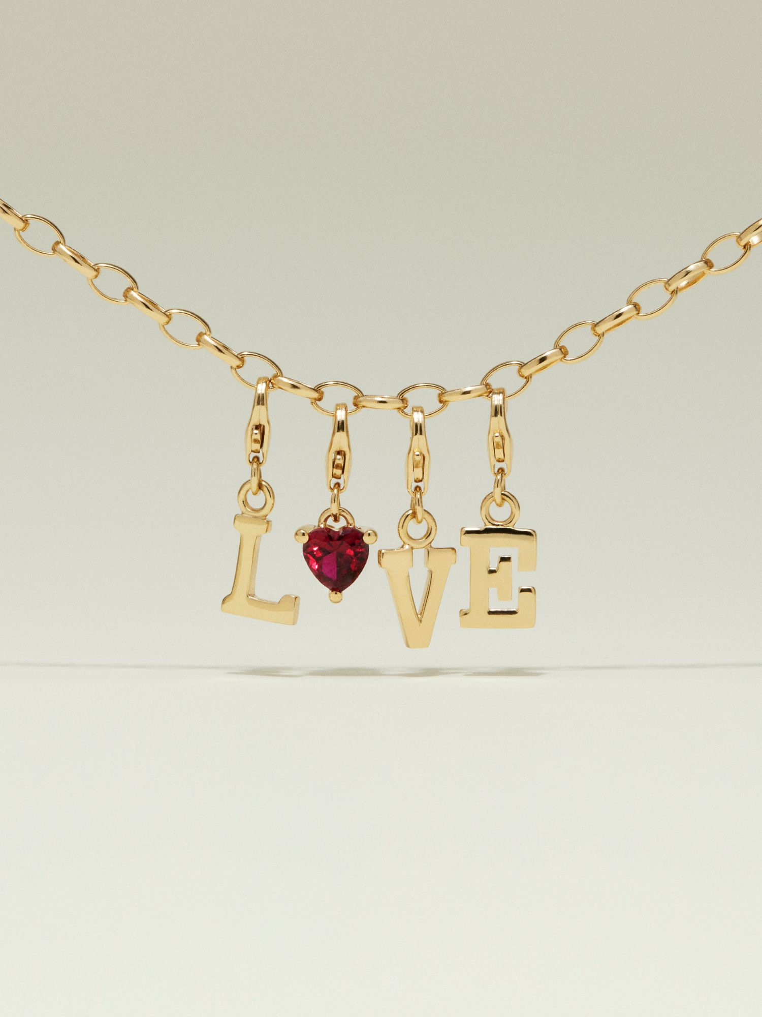 V Letter Charm bild 6